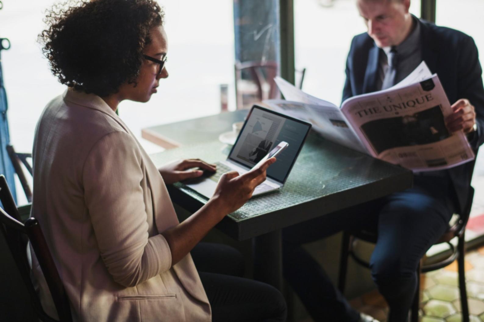 Finanzanalyst arbeitet mit Datenvisualisierungen und Vergleichstabellen